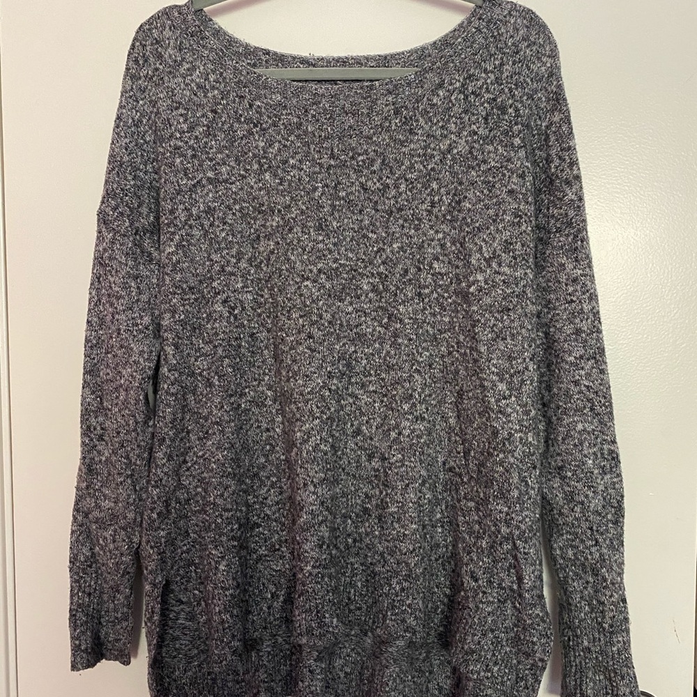 gray knitted sweater